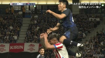 「クリロナ並の衝撃」「異次元の跳躍力」22歳日本代表DF、高く跳びすぎて相手の頭に“真空飛膝蹴り”「何だあのジャンプ力と対空時間」