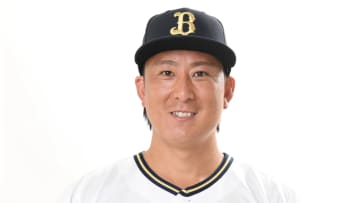 これぞ4番の一発　オリックス・杉本裕太郎は確信するとバットを高々と掲げる　土壇場のオリックスが2回に先制