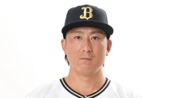 球場ヒヤリ…先制ソロ放ったオリックスの4番・杉本裕太郎が左腕に死球　テーピングを巻きプレーを続行