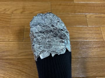 アルミホイルを足先に巻くと…？　意外な活用法を実践！