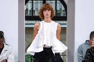 sacai 2026年春夏コレクション - ハイブリッドが織り成す躍動する装い