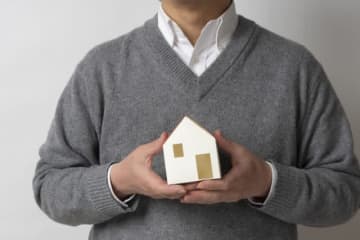 子どもが生まれ、収入が一馬力となった30代男性。「マイホームが買えるのか不安…」