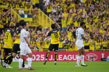 柏が2点ビハインドひっくり返す逆転劇！　エース・細谷真大が2発…川崎に5-4で勝ち抜けて決勝へ