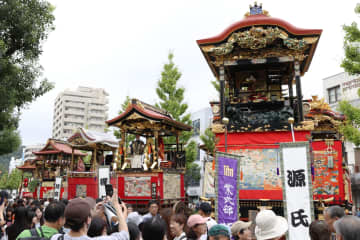 大津祭、曳山巡行でにぎわう　復元新調、幕鮮やかに