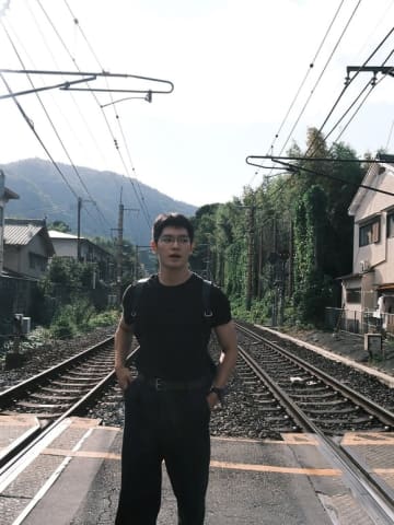 “入隊中”NCT テヨン、休暇で日本旅行？電車に乗って移動やタワレコ訪問も…近況ショットに反響