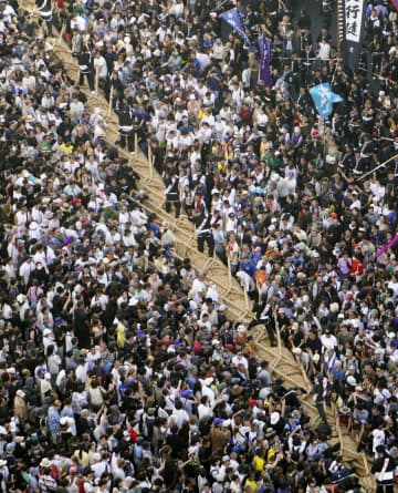 那覇で世界最大級160m綱引き　埋まる国道、平和願い熱気