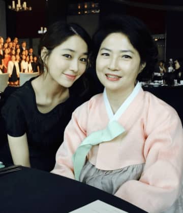 イ・ミンジョン、美人母とのツーショットが話題…今は亡き姉に関するエピソードも告白（動画あり）