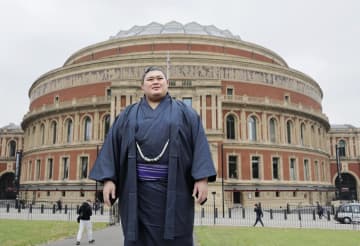 横綱大の里がロンドン散策　会場のホール「立派な建物」