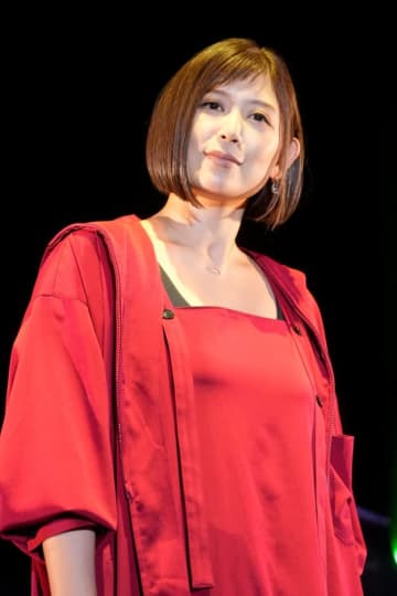 「エモい」絢香が屋外でアカペラ披露⇒「えーえーえーめっちゃ感動」「最高に癒やされます」SNS沸く
