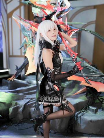 剣を構える銀髪の美女剣士がブースに降臨！「東京ゲームショウ2025」デュエットナイトアビスレポート