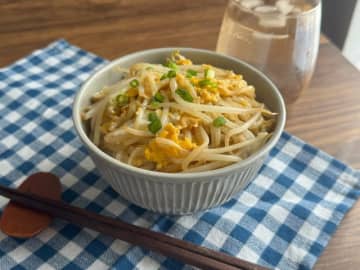 一食たった50円！バター香るふわとろ「もやし卵とじ丼」で節約朝ごはん
