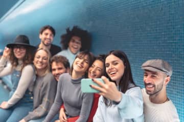 「このスマホで写真を撮ってもらえますか」を英語で言うと？