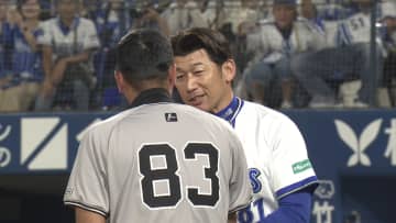 巨人・阿部監督とDeNA・三浦監督ががっちり握手で健闘をたたえる　2連勝のDeNAがCSファイナルステージへ進出