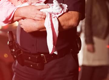 窒息で意識を失った幼児に警官が“迅速対応”→命を救う様子に「授業すべき」「すべての親に教えてほしい」