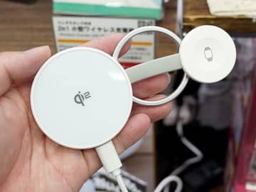 iPhone/Apple Watchを同時充電できる「リングスタンド付き2in1小型ワイヤレス充電器」がサンコーから