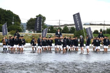「よいとー、よいと」神奈川・小田原で江戸時代の「徒歩渡し」再現　初開催に小学生や市長ら酒匂川を渡る