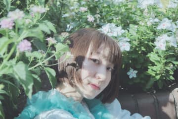 果歩、新曲「魔法」MV公開！ TVアニメ『父は英雄、母は精霊、娘の私は転生者。』OP