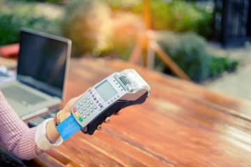 友人が「クレカのポイント還元があるから」と会計を先に済ませてしまいました。私もPayPayポイントを受け取りたかったのですが、クレカの方が還元率が高いのですか？
