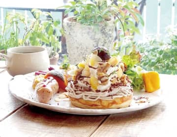 ふわっとしつつ歯応えも　選べるパンケーキのランチプレート　埼玉・坂戸の「cafe COUCOU」　新鮮な農産物を素材にした食事　国産小麦を使ったパンケーキも高い人気