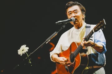 【ライブレポート】桑田佳祐、先達へのリスペクトに溢れた奇跡の一夜＜九段下フォーク・フェスティバル’25＞開催。公演模様の放送決定も