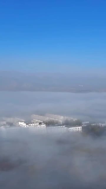 都市に立ち込める移流霧の幻想的な光景　中国内モンゴル自治区