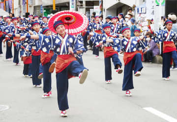 華やかに生き生きと躍動感あふれる踊り披露　埼玉・坂戸の恒例イベント　坂戸よさこい、48チームが参加　集まった観客を魅了