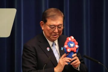 首相として万博閉会式に臨む石破茂氏　直前に遭遇したのは「レアキャラの黒ミャクミャク」、満面の笑顔