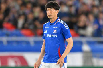 35歳で海外初挑戦…元日本代表が「超ロングシュート」　実況も大興奮「信じられない」