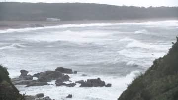 台風23号　犬吠埼では風がとても強く…犬吠埼灯台は荒天のため見学できず　千葉・銚子市