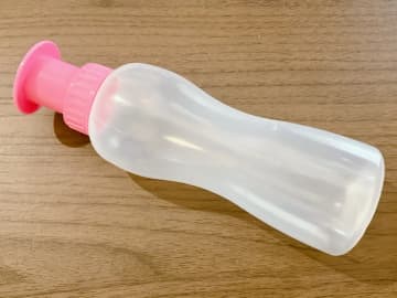 ペットボトルみたいな容器を振ったら…まさかの結果に！