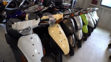 普通免許で運転可「50cc原付」国内メーカー10月で生産終了…背景に11月施行“排ガス規制”　購入希望者が急増　配達業からは不安の声