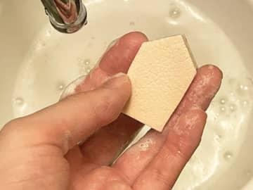 「いい買い物をした！」　ダイソーの専用洗剤で、汚れたスポンジを洗ってみると…