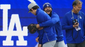 佐々木朗希にバックハグ　まずはリーグ優勝目指し敵陣に出向く　前日練習はリラックスモードで笑顔見せる