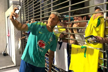 「大切なこと」ブラジル代表FWが前日練習後にファンへ“神対応”　シャツもプレゼント