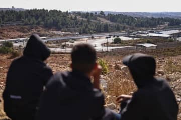 生存するイスラエル人の人質、全員解放　パレスチナ人囚人の釈放始まる