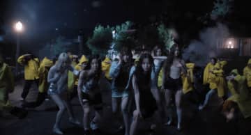 NMIXX、タイトル曲「Blue Valetine」MV公開…幻想的な映像美に注目
