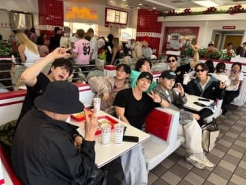 SUPER JUNIOR、海外のハンバーガー店で食事を満喫！8人の無邪気な姿に注目