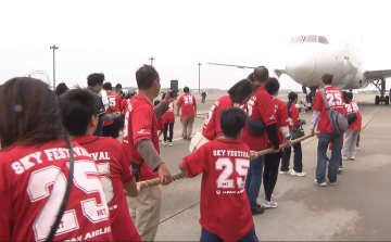 成田空港で小学生がジェット機と綱引き