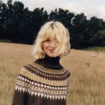 メイジー・ピーターズ 、2年ぶりの新曲「You You You」＆「Audrey Hepburn」同時リリース