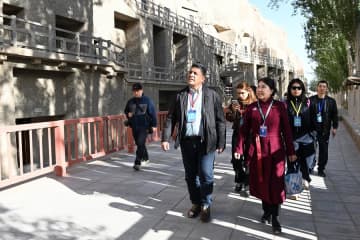 「世界市長対話・敦煌」の来賓が名所を訪問　中国甘粛省