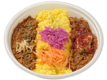 カルダモンの効いたチキンキーマカレーと酸味の効いたポークビンダルーの2種のカレーをターメリックライスと一緒に味わえる! セブン‐イレブンが「あいがけスパイスカレー」を発売