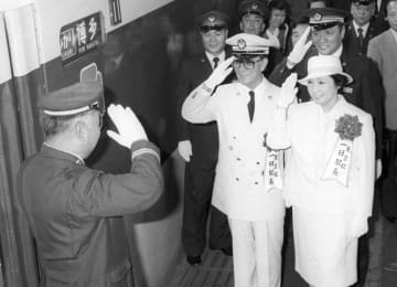 ＜あのころ＞「フルムーン」で一日駅長　43年前の10月14日