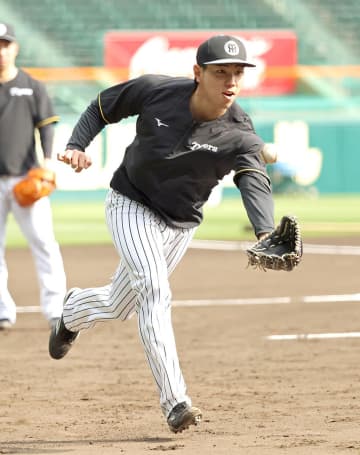 【セＣＳ】阪神・藤川監督　育成ドラ１工藤泰成を直接指導「あとで後悔しないように準備させたかった」