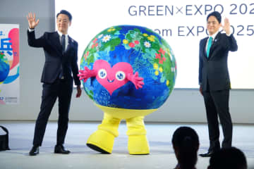 次の万博は1年半後に横浜で！　トゥンクトゥンクが開催都市バトンタッチをお祝い。大屋根リングの木材再利用も