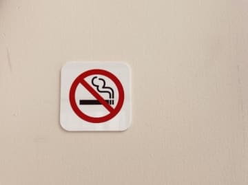 「起床から退勤まで禁煙」という理不尽ルールに絶句した女性　上司の“タバコ嫌い”が就業規則に？