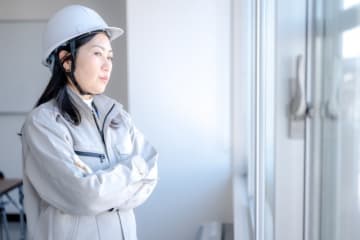 事務職で採用のはずが→ヘルメットを被って資材運搬、塗装作業を1日中…「話が違いすぎる」と憤る女性