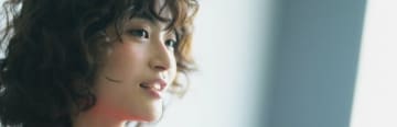 「体を張ったシーンを演じるのも好き」奥山葵が初主演ドラマで共演の大倉空人（原因は自分にある。）と週刊誌の新人記者を熱演！　躍動する26歳のまっすぐな役者魂