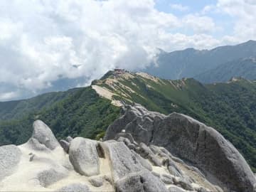 憧れの北アルプス「燕岳」 絶景の稜線＆燕山荘での「1泊登山」レポ！　人気の「イルカ岩」とっておきの撮影法も