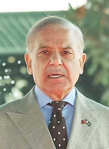 パキスタン首相苦笑い　印との関係改善求められ