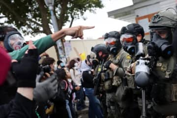 【映像あり】デモ参加者を台車に乗せて…米政府が投稿した動画に物議「これが公式アカだなんて…」「吐き気がする」